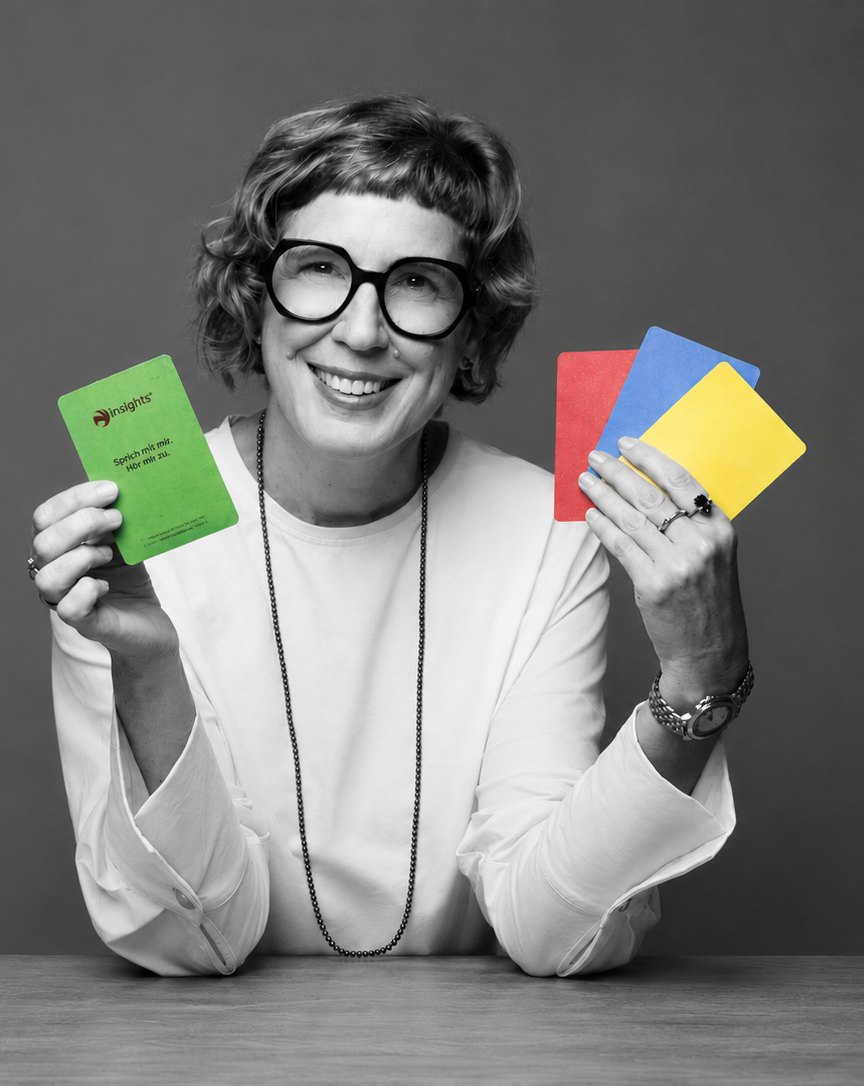 Julia Streuber mit den vier Insights-Farbkarten