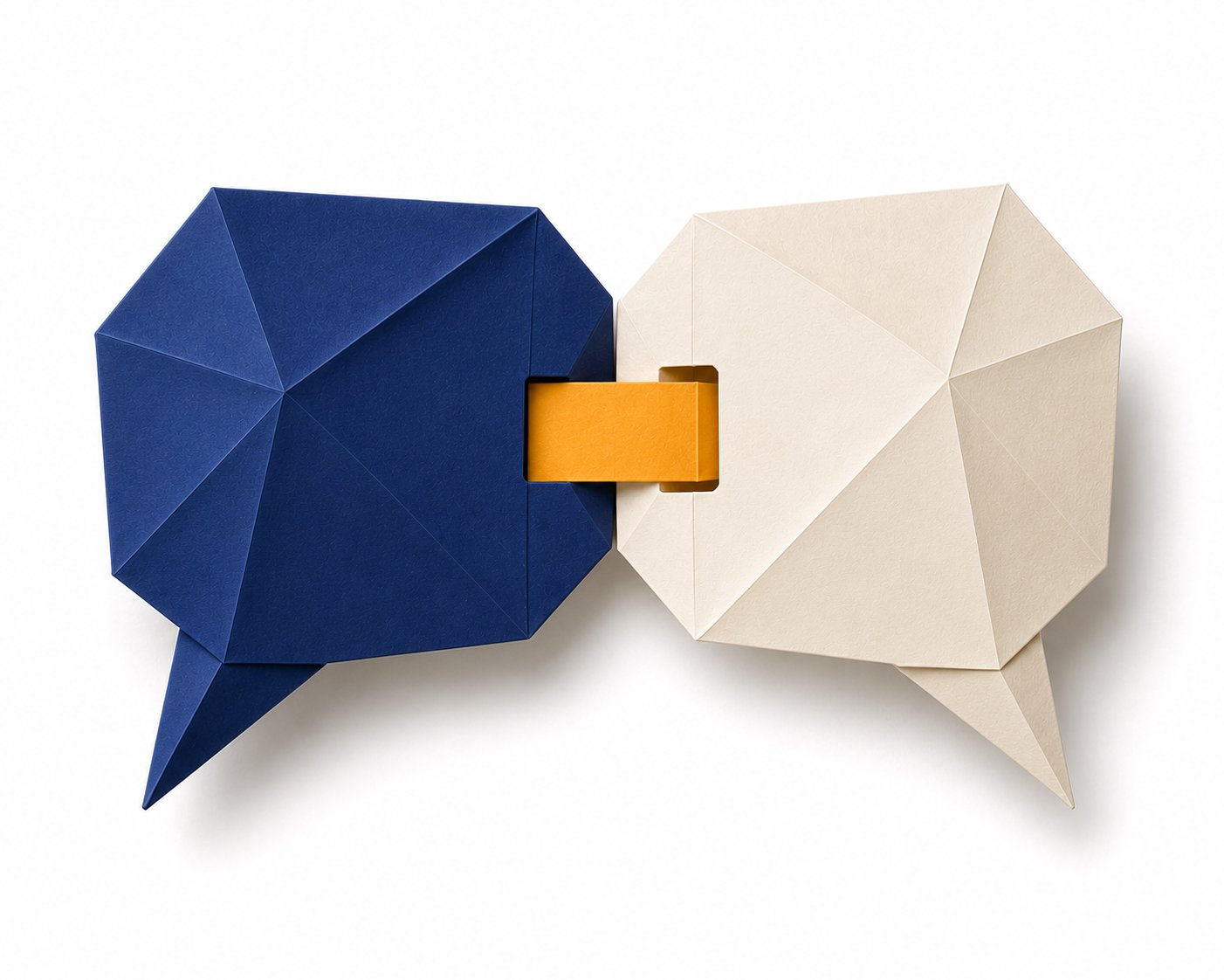 Papierschnitt-Motiv: zwei Sprechblasen in Navy und Beige, verbunden durch ein amberfarbenes Puzzlestück